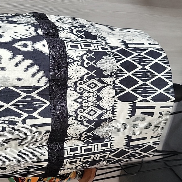 Desigual dress with eclectic pattern, pop of red, and artistic design - Picture 7 of 11